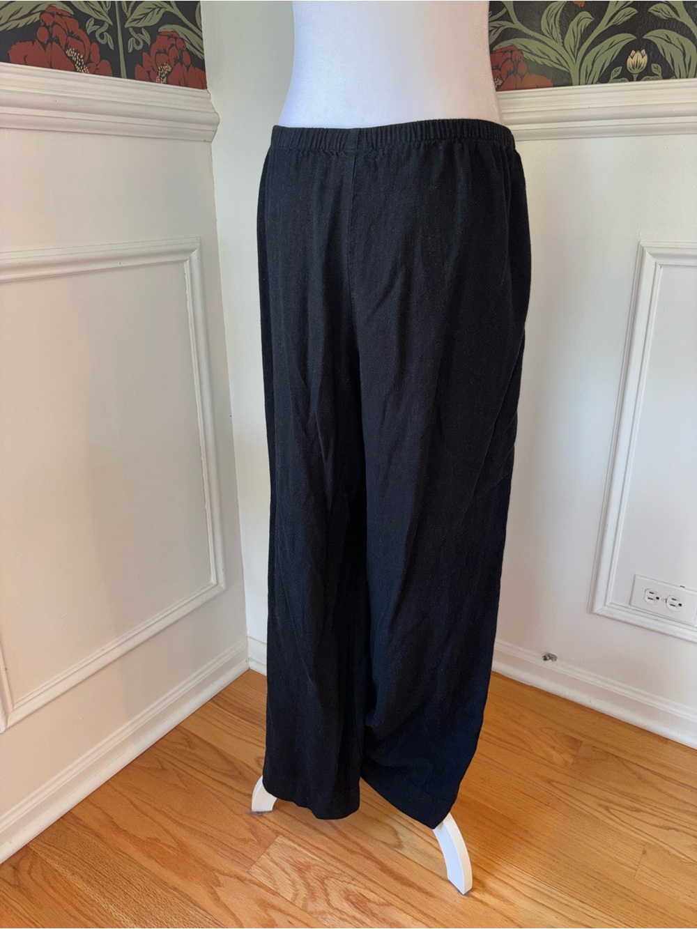 Black Linen Wide Leg Pants – Minimalist Resort Style - Picture 4 of 6